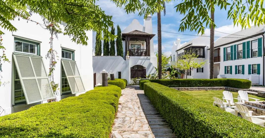 SoWal Style – Look Inside A Courtyard Home in Alys Beach, Florida